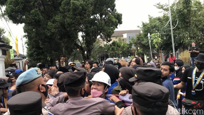 aksi-demonstrasi-mahasiswa-di-kota-sukabumi-sempat-diwarnai-kericuhan_169.jpeg