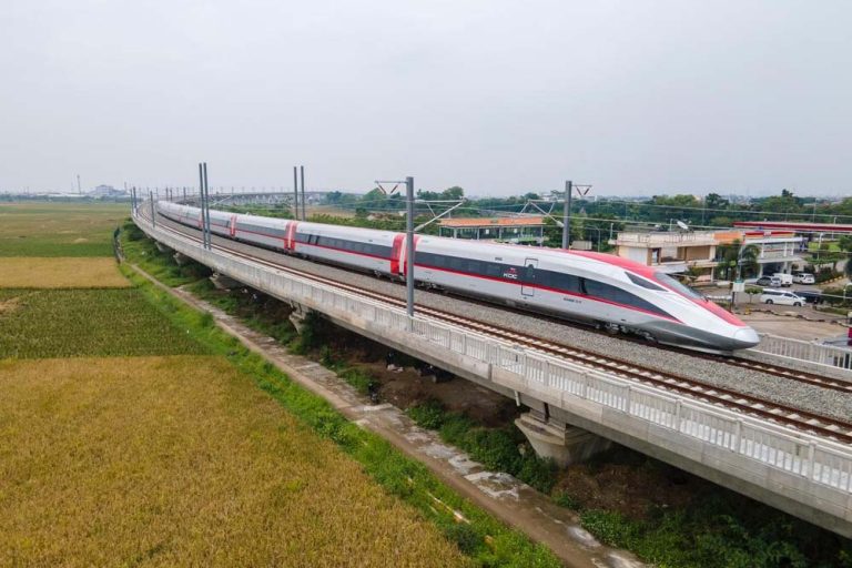 kereta_cepat_whoosh_1698853891.jpeg