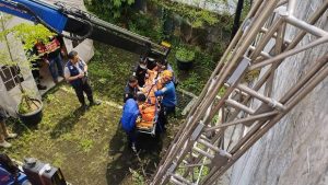 momen-evakuasi-mayat-pria-di-dalam-tangki-air-di-kota-bandung_169.jpeg