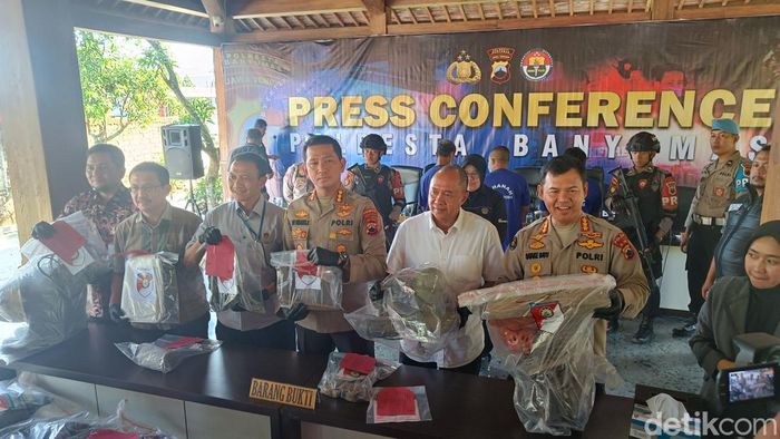 penetapan-4-tersangka-kasus-8-orang-terjebak-di-tambang-emas-ilegal-banyumas_169.jpeg