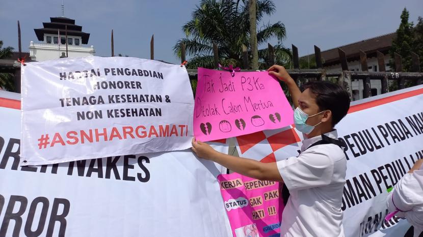 ribuan-honorer-tenaga-kesehatan-nakes-dan-non-nakes-pada_220805110628-920.jpg